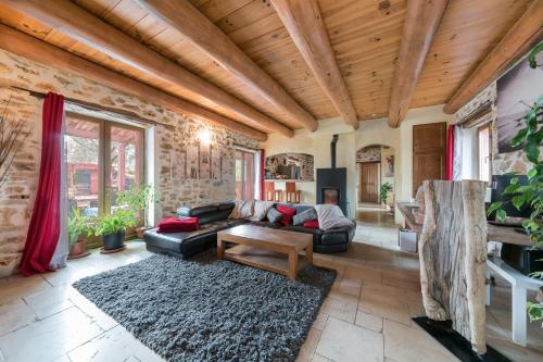 un salon avec un canapé et une table dans l'établissement Villa Lorna - 2 maisons - piscine privée, à Aups