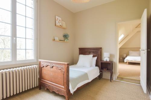 a bedroom with a bed and a mirror at Le Domaine de Flancourt - Échappée Belle en tribu in Flancourt-Crescy-en-Roumois