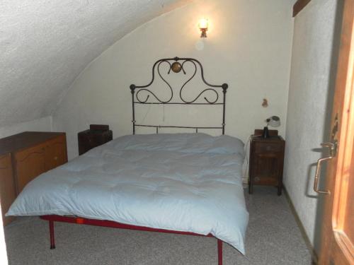 - une chambre mansardée avec un grand lit dans l'établissement Appartamento Stile Alpino, à Lignan