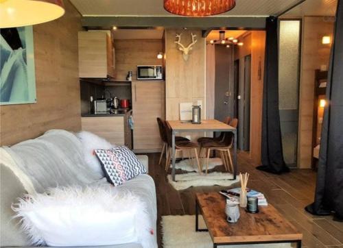 un salon avec un canapé et une table dans l'établissement NEW studio confort vue pistes, à Chamrousse