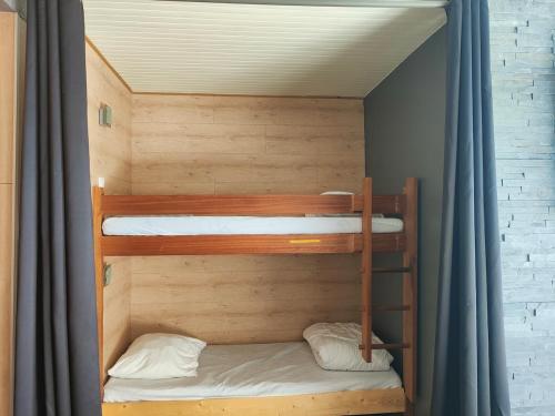 Ce lit superposé se trouve dans un dortoir doté de 2 lits superposés. dans l'établissement NEW studio confort vue pistes, à Chamrousse