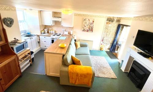 Η κουζίνα ή μικρή κουζίνα στο Annie's Cottage - 3 miles from the iconic Minack Theatre