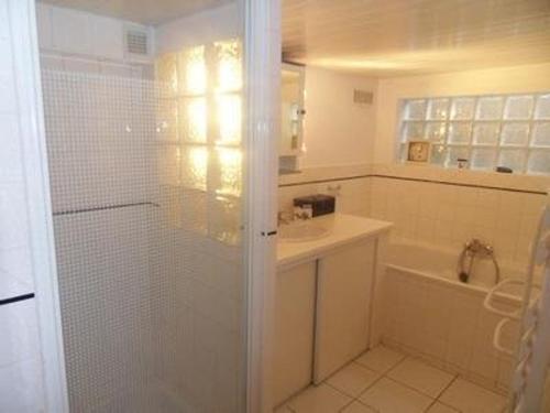 une salle de bain avec douche et lavabo dans l'établissement Maison 2 chambres, centre-ville, jardin sud, proche plage - STELLA PLAGE - FR-1-236-76, à Stella-Plage