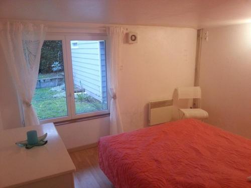 - une chambre avec un lit rouge et une fenêtre dans l'établissement Maison 2 chambres, centre-ville, jardin sud, proche plage - STELLA PLAGE - FR-1-236-76, à Stella-Plage
