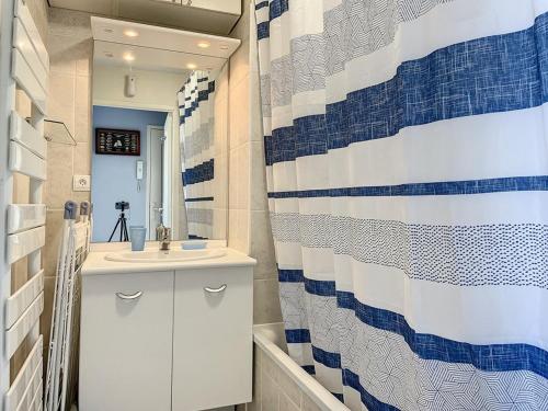 un baño con lavabo y espejo en Appartement 1 Chambre + Cabine avec Vue sur Mer & Dunes, 3ème Étage avec Ascenseur - FR-1-236-73, en Stella-Plage