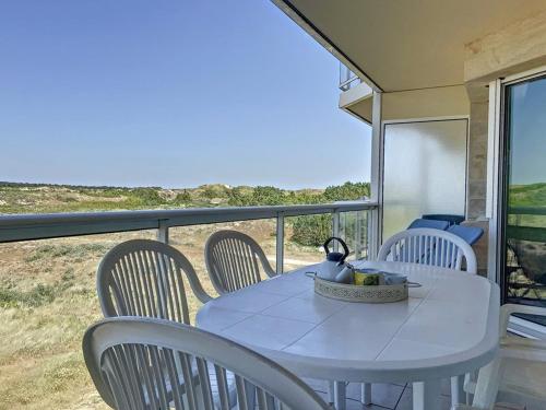 une table blanche et des chaises sur un balcon dans l'établissement Appartement 1 Chambre + Cabine avec Vue sur Mer & Dunes, 3ème Étage avec Ascenseur - FR-1-236-73, à Stella-Plage