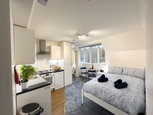 a kitchen and a bedroom with a bed in a room at Pass the Keys Amersham Station Road Studio in Amersham