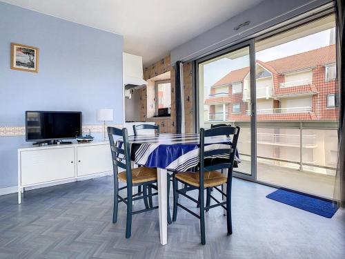 Μια τηλεόραση ή/και κέντρο ψυχαγωγίας στο Appartement à 50m de la plage avec balcon, animaux acceptés - FR-1-236-64