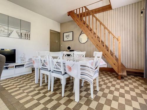 une salle à manger avec une table et des chaises blanches dans l'établissement Villa Anglo-Normande à Stella-Plage, Jardin, Proche Mer et Commerces, Idéal Famille, 6 Pers. - FR-1-236-78, à Stella-Plage