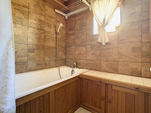 une salle de bain avec une baignoire et une fenêtre dans l'établissement Villa Anglo-Normande à Stella-Plage, Jardin, Proche Mer et Commerces, Idéal Famille, 6 Pers. - FR-1-236-78, à Stella-Plage