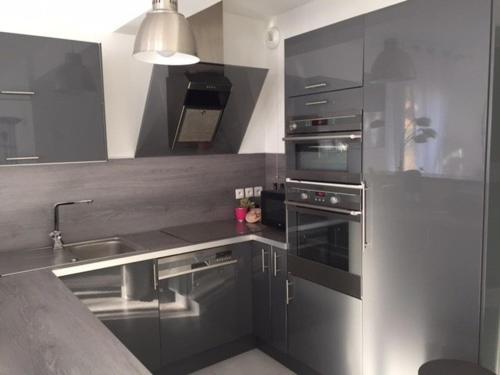 d'une cuisine équipée d'appareils en acier inoxydable et d'un évier. dans l'établissement Maison familiale 3 chambres à Stella-Plage avec jardin, parking et WIFI - FR-1-236-108, à Cucq