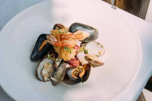 ホテルの敷地内または近くでの食事または食べ物
