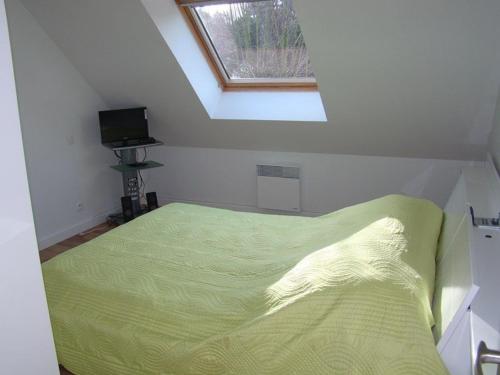 une chambre avec un lit vert et une fenêtre dans l'établissement Maison familiale 3 chambres à Stella-Plage avec jardin, parking et WIFI - FR-1-236-108, à Cucq