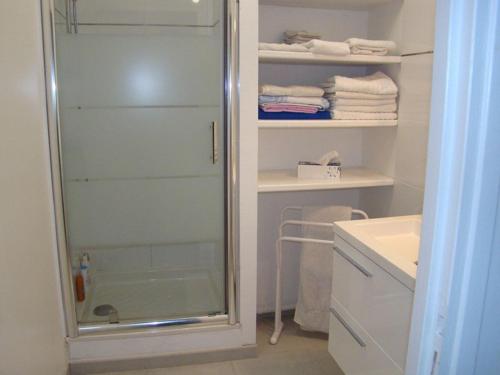 une salle de bain avec une douche avec une porte vitrée dans l'établissement Maison familiale 3 chambres à Stella-Plage avec jardin, parking et WIFI - FR-1-236-108, à Cucq