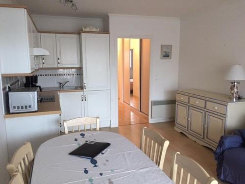 Photo de la galerie de l'établissement Bel appartement 2 chambres à 100m de la plage avec terrasse et parking, idéal pour familles - FR-1-236-121, à Cucq