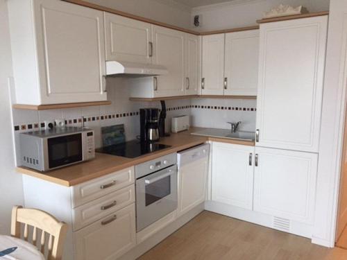 Photo de la galerie de l'établissement Bel appartement 2 chambres à 100m de la plage avec terrasse et parking, idéal pour familles - FR-1-236-121, à Cucq