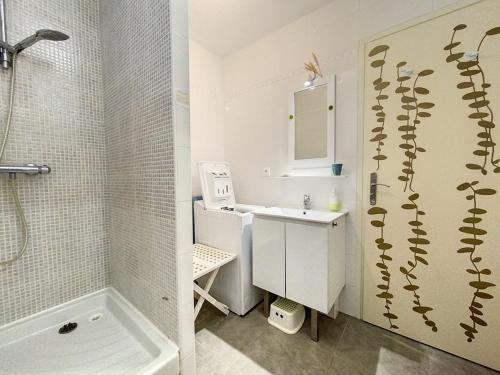 ein Badezimmer mit Dusche, Waschbecken und Badewanne in der Unterkunft Appartement 3 chambres près de la mer à Stella Plage - FR-1-236-126 in Stella-Plage