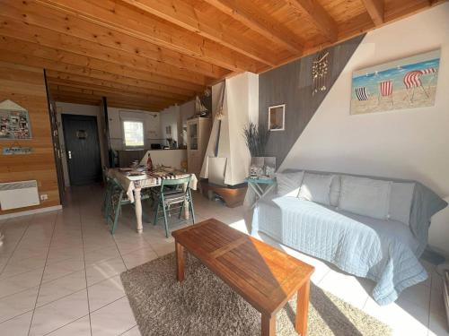 une chambre avec un lit et une table dans une pièce dans l'établissement Maison de Charme à La Turballe: Proche Plage, Centre-Ville, 3 Chambres, Wifi, Jardin et Garage - FR-1-392-98, à La Turballe