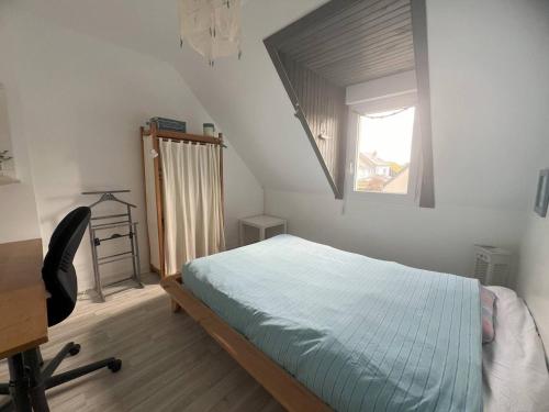une chambre avec un lit et une fenêtre dans l'établissement Maison de Charme à La Turballe: Proche Plage, Centre-Ville, 3 Chambres, Wifi, Jardin et Garage - FR-1-392-98, à La Turballe