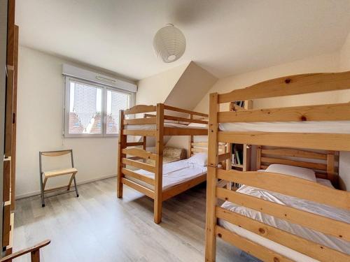 Posteľ alebo postele v izbe v ubytovaní Charmant pavillon 3 chambres près de la plage, jardin, wifi, accepte petits animaux, non-fumeur - FR-1-236-140