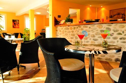 - un restaurant avec une table et des verres à vin dans l'établissement VTF Le Domaine du Grand Luberon, à Céreste