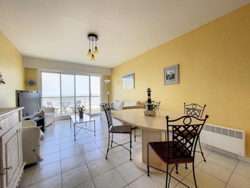 une cuisine et un salon avec une table et des chaises dans l'établissement Appartement 2 chambres avec balcon et cuisine équipée - FR-1-236-145, à Cucq