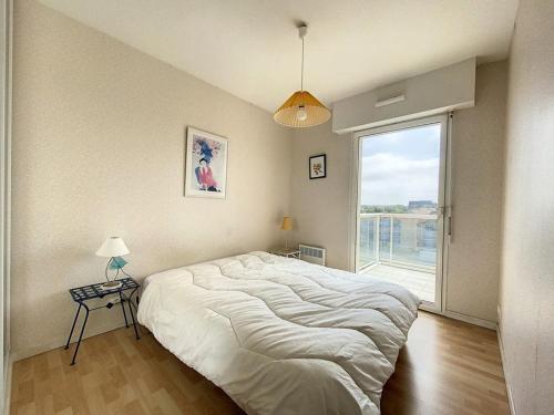 Posteľ alebo postele v izbe v ubytovaní Appartement 2 chambres avec balcon et cuisine équipée - FR-1-236-145
