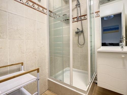 Kúpeľňa v ubytovaní Appartement lumineux à 100m de la plage avec balcon, parking, idéal pour séjours courts et longs - FR-1-236-139