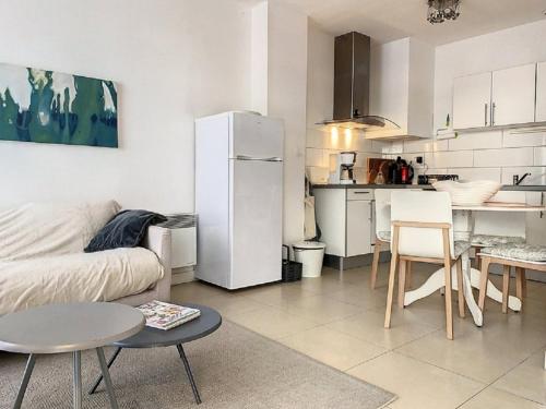 Il comprend une cuisine et un salon avec un réfrigérateur blanc. dans l'établissement Appartement cosy pour 4 pers à 2 pas de la plage, déco soignée, cuisine équipée - FR-1-236-149, à Cucq