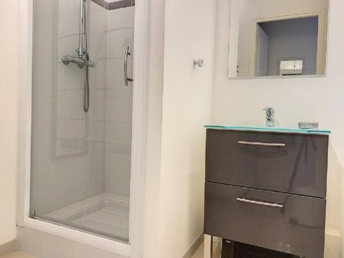 Kúpeľňa v ubytovaní Appartement cosy pour 4 pers à 2 pas de la plage, déco soignée, cuisine équipée - FR-1-236-149