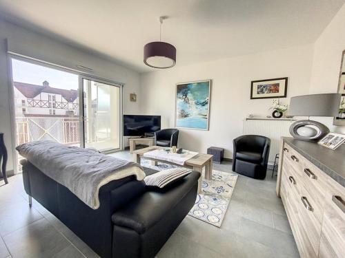 un salon avec un canapé et une table dans l'établissement Appartement 3 chambres avec balcon et parking près de la plage - Le Touquet - FR-1-236-144, à Le Touquet-Paris-Plage