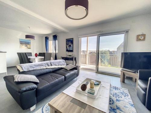 un salon avec un canapé et une télévision dans l'établissement Appartement 3 chambres avec balcon et parking près de la plage - Le Touquet - FR-1-236-144, à Le Touquet-Paris-Plage