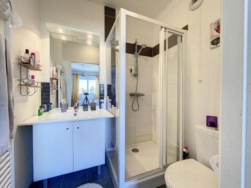une salle de bain avec une douche, un lavabo et des toilettes dans l'établissement Appartement 3 chambres avec balcon et parking près de la plage - Le Touquet - FR-1-236-144, à Le Touquet-Paris-Plage