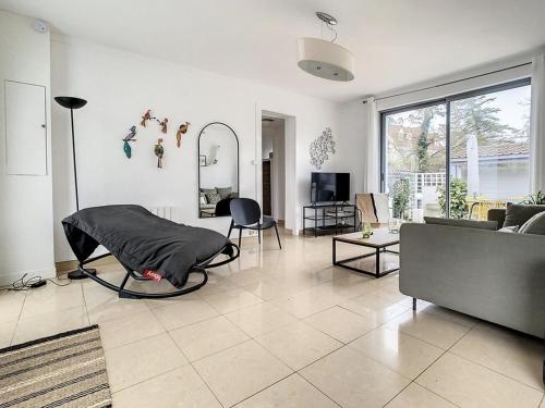 Photo de la galerie de l'établissement Villa lumineuse à Stella-Plage, jardin clos, terrasse, proche plage et commerces - 6 personnes - FR-1-236-151, à Cucq