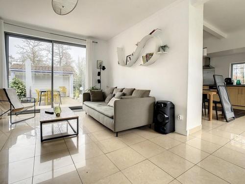 Photo de la galerie de l'établissement Villa lumineuse à Stella-Plage, jardin clos, terrasse, proche plage et commerces - 6 personnes - FR-1-236-151, à Cucq