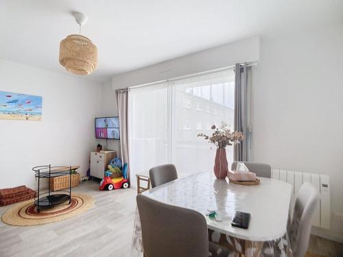 une salle à manger avec une table et des chaises blanches dans l'établissement Appartement cosy pour 4, à 2 pas de la plage avec balcon ! - FR-1-236-161, à Cucq