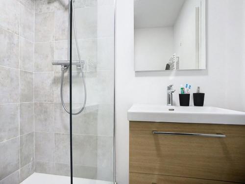 une salle de bain avec douche et lavabo dans l'établissement Appartement cosy pour 4, à 2 pas de la plage avec balcon ! - FR-1-236-161, à Cucq