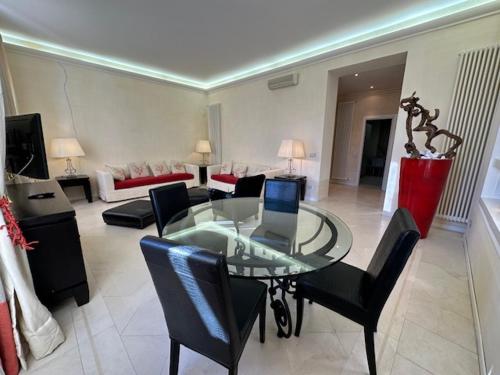 un salon avec une table en verre et des chaises dans l'établissement proche au Palais, à Cannes