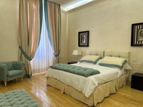 une chambre avec un grand lit et une chaise dans l'établissement proche au Palais, à Cannes