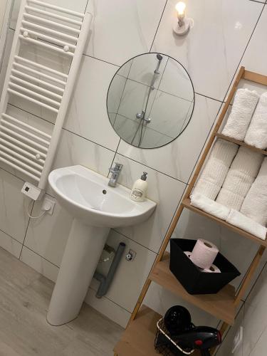 a bathroom with a sink and a mirror and towels at F3 ,team, RER, Paris axis,professional axis, FR stadium in Arnouville-lès-Gonesse