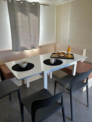 Χώρος καθιστικού στο Mobil-home 3 ch camping TOHAPI