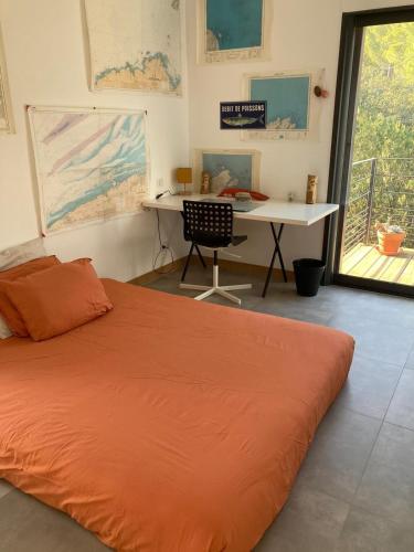une chambre avec un lit, un bureau et une table dans l'établissement Maison en bord de garrigue, à Villeneuve-lès-Avignon