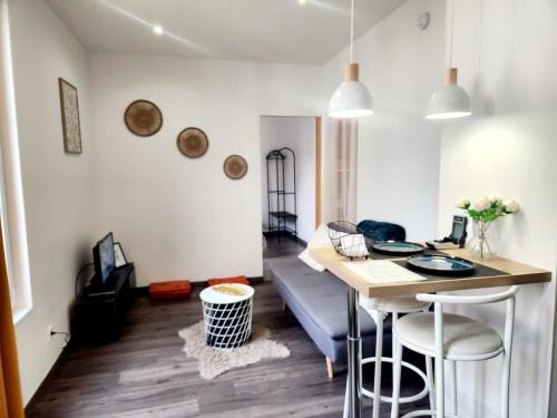 un salon avec une table et un canapé dans l'établissement Charmant appartement au Centre-ville de Dijon, à Dijon