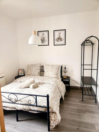 - une chambre avec un lit et une échelle noire dans l'établissement Charmant appartement au Centre-ville de Dijon, à Dijon