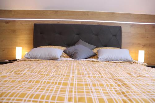 Un pat sau paturi într-o cameră la Villa Maana, Krapinske Toplice