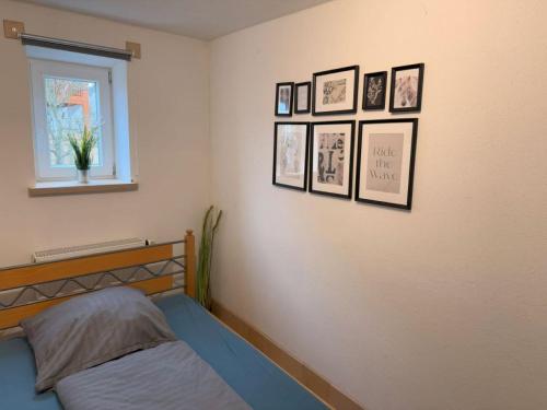 Postel nebo postele na pokoji v ubytování Oberbayern Lengenfeld 2 Wohnungen a 4 Schlafzimmer Neu umgebaut
