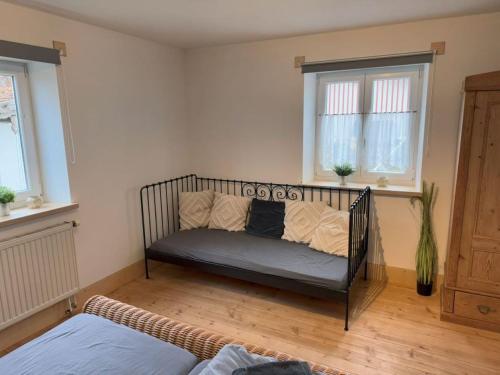 Postel nebo postele na pokoji v ubytování Oberbayern Lengenfeld 2 Wohnungen a 4 Schlafzimmer Neu umgebaut