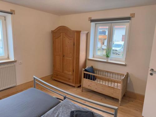 Postel nebo postele na pokoji v ubytování Oberbayern Lengenfeld 2 Wohnungen a 4 Schlafzimmer Neu umgebaut
