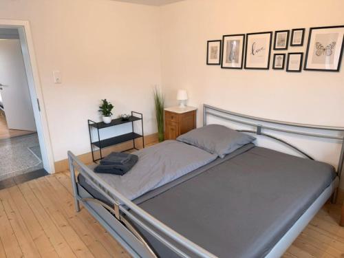Postel nebo postele na pokoji v ubytování Oberbayern Lengenfeld 2 Wohnungen a 4 Schlafzimmer Neu umgebaut
