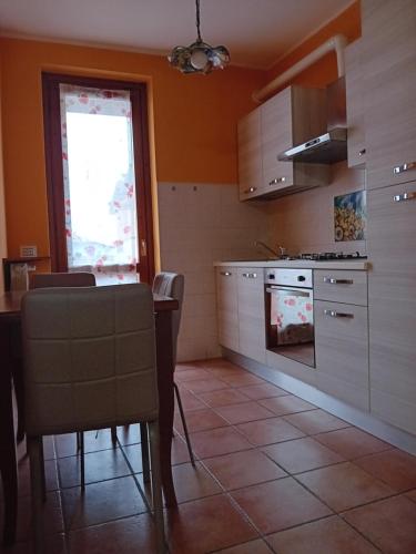 a kitchen with a table and a stove top oven at Appartamento Da Vinci in Romentino